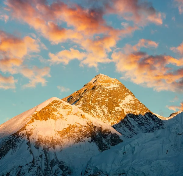 Вечерний вид на Эверест из Кала Паттхар - поход к базовому лагерю Эверест - Непал — стоковое фото