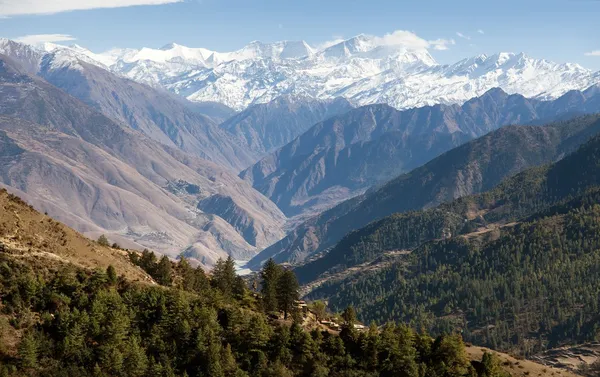 Dolpo inferior - paisaje alrededor de Dunai, pueblos Juphal y Dhaulagiri himal desde el paso Balangra Lagna - oeste de Nepal —  Fotos de Stock