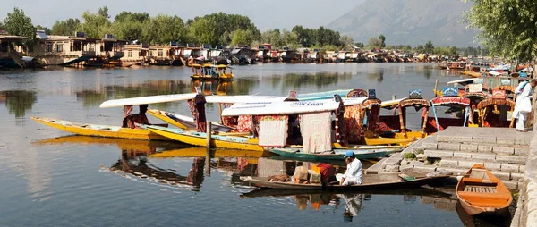 Kasjmir, india - 3 aug shikara boten op dal meer met woonboten in srinagar - shikara is een kleine boot gebruikt voor het vervoer in het dal meer - 3 augustus 2013, srinagar, jammu en Kasjmir, india — Stockfoto