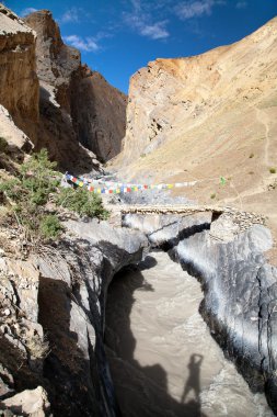 Kanyon ile köprü ve - zanskar görünümünden trek - ladakh - jammu ve Keşmir - Hindistan