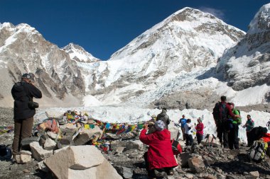 everest dağına, nepal - 15 Kasım 2010 everest ana kamp, khumbu buzul ve turistler kutlamak everest ana kampı - 15 Kasım 2010 - nepal