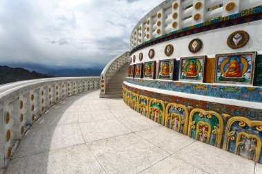 uzun boylu shanti stupa yakınındaki leh - jammu ve Keşmir - ladakh - Hindistan
