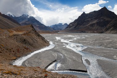 Hint Himalayalar - dağ ve nehir Vadisi - yoldan parang la ve takling la geçer, himachal pradesh - Hindistan ladakh üzerinden geçer görüntülemek