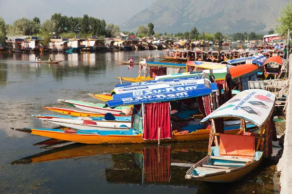 KASHMIR, INDIA - AGO 3 Barcos Shikara en el lago Dal con casas flotantes en Srinagar - Shikara es un pequeño barco utilizado para el transporte en el lago Dal - 3 de agosto de 2013, Srinagar, Jammu y Cachemira, India —  Fotos de Stock