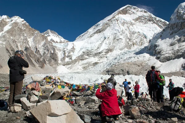 MT. EVEREST, NEPAL - NOV 15, 2010 Acampamento base do Everest, glaciar khumbu e turistas celebram o acampamento base do Everest - 15 de novembro de 2010 - Nepal — Fotografia de Stock