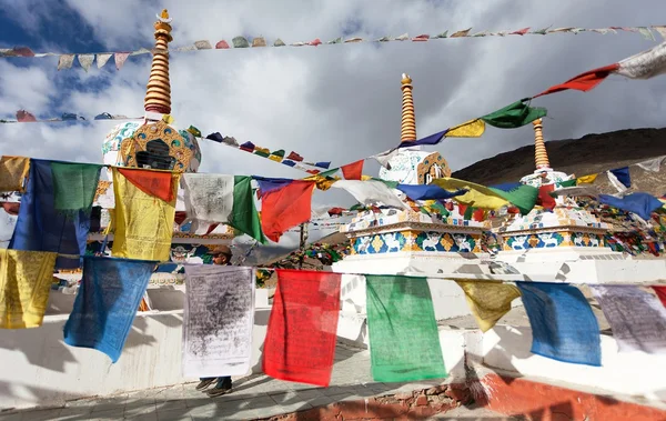 Bön flaggor med stupas - kunzum la passera - himachal pradesh - Indien — Stockfoto