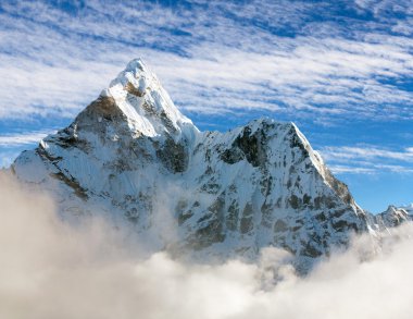 ama dablam ile ve güzel bulutlar - güzel görünümü: sagarmatha Milli Parkı - khumbu Vadisi - trek everest temel cam - nepal