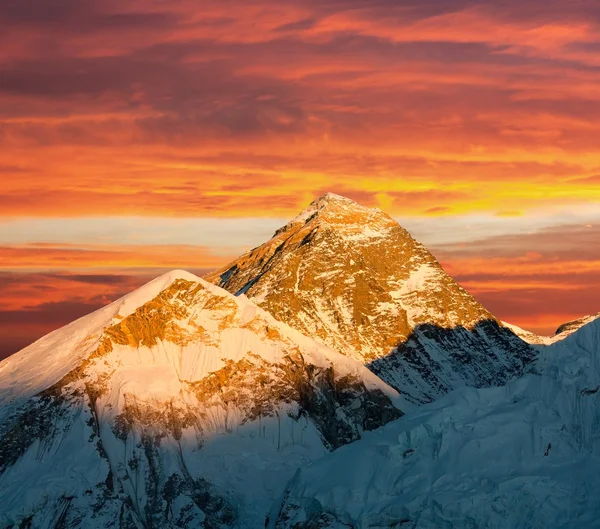 Kväll Visa Everest från kala patthar - vandring till everest basläger - nepal — Stockfoto