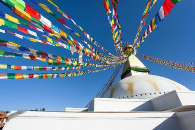 Boudha, Bodhnath veya Boudhanath dua bayraklarıyla, Katmandu şehrinin en büyük Budist budisti, Nepal 'deki Budizm