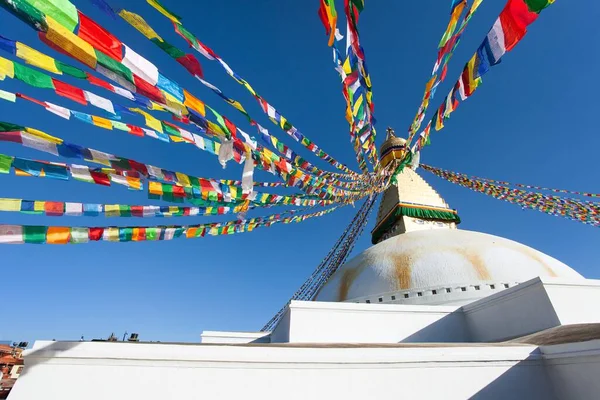 ネパール最大の仏教の仏塔 カトマンズ市内最大の仏教の仏塔 祈りの旗を持つ仏 菩提またはブダナートストゥーパ — ストック写真