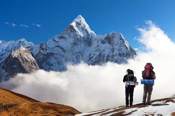 Blick Auf Den Mount Ama Dablam Mit Zwei Touristen Auf — Stockfoto