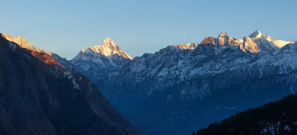 从印度乌塔拉汉德Joshimath Auli看Nanda Devi山的全景 这是印度喜马拉雅山脉中最好的山脉之一 — 图库照片