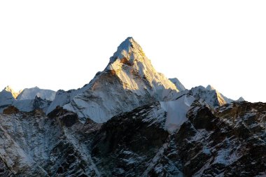 Ama Dablam 'ın akşam manzarası beyaz gökyüzü arka planında izole, Nepal Himalayalar dağları