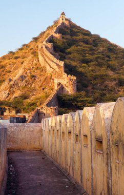 Jaigarh kalesi ve Amer ya da Amber kasabası ile takviye Jaipur şehri yakınlarındaki akşam manzaralı