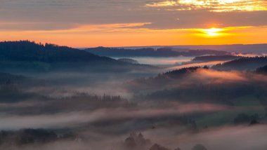 Krasne köyü yakınlarındaki Bohem ve Moravya dağlarından güzel gökyüzünün panoramik günbatımı manzarası