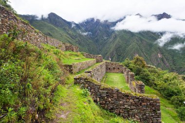 Choquequirao, Peru 'daki en iyi İnka harabelerinden biri. Machu Picchu yakınlarında Choquequirao İnka yürüyüş yolu. Peru 'daki Cuzco bölgesi 