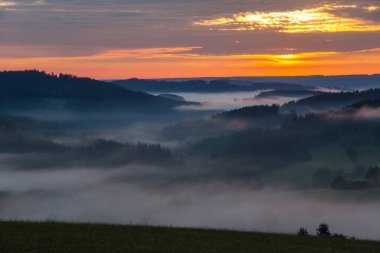 Krasne köyü yakınlarındaki Bohem ve Moravya dağlarından güzel gökyüzünün panoramik günbatımı manzarası