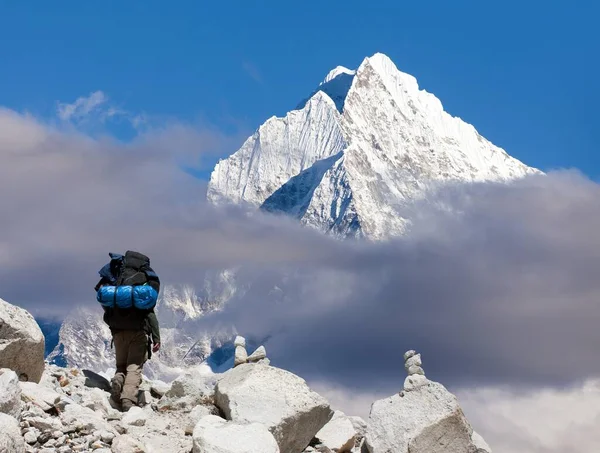 Turistle birlikte Thamserku Dağı - Namche Bazar 'ın tepesinde Everest Ana Kampı, Nepal Himalayalar dağları yolunda güzel tepeler