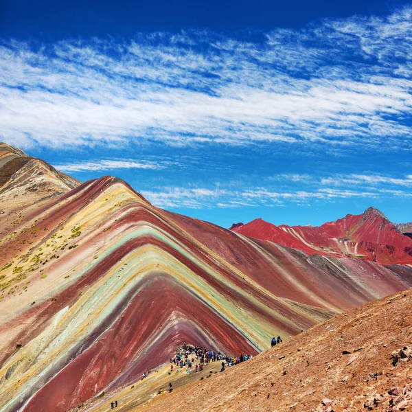 Peru 'daki Gökkuşağı Dağı veya Vinicunca Montana de Siete Renkleri ve güzel gökyüzü, Cuzco ya da Cusco bölgesi, Peru And Dağları, panoramik manzara