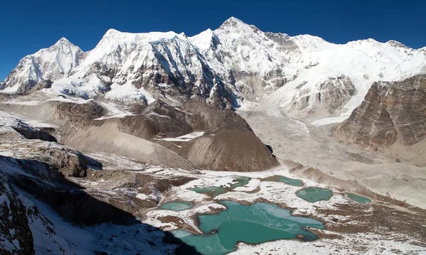 Cho Oyu Dağı ve Cho Oyu ana kampının güzel panoramik manzarası, Gyazumba buzulu, Sagarmatha milli parkı, Khumbu vadisi, Nepal Himalayaları dağları
