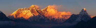 Gün batımı kırmızı akşam renkli görünümü Ama Dablam Everest Dağı, Lhotse ve Kongde köyden, Khumbu Vadisi, Solukhumbu, Nepal Himalayalar dağlar