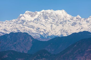 Chaukhamba Dağı ve ormanlık, Himalaya, Hint Himalayaları 'nın panoramik manzarası, büyük Himalayalar sıradağları, Uttarakhand Hindistan, Gangotri sıradağları 