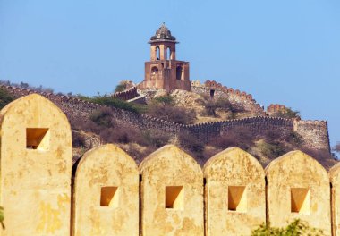 Jaigarh kalesi ve Amer ya da Amber kasabası ile takviye Jaipur şehri yakınlarındaki akşam manzaralı