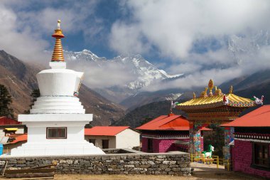 Khumbu vadisindeki en iyi Budist manastırı olan Everest, Lhotse ve Ama Dablam Dağı ile Tengboche Manastırı, Everest 'teki ana kampa, Sagarmatha ulusal parkına, Khumbu vadisine, Nepal Budizmine Himalayalar' a yürüyüş