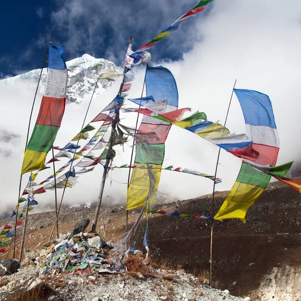 尼泊尔喜马拉雅山Maklu Barun国家公园佛教祈祷旗和七七高峰 — 图库照片