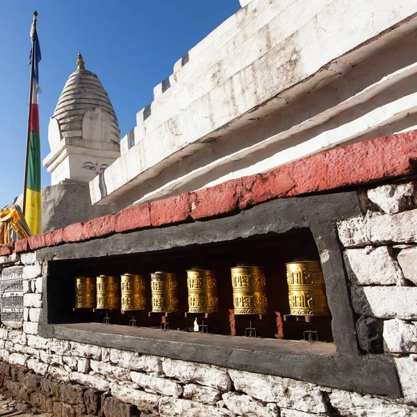 Buddhist Stupa Eller Chorten Med Bön Flaggor Och Hjul Väg — Stockfoto