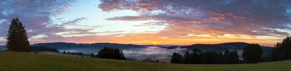 朝のパノラマの夕日クラスネ村近くのボヘミアンとモラヴィアの高地からの美しい空の景色 — ストック写真