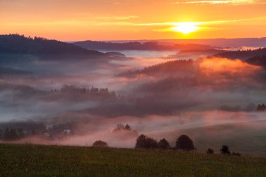 Krasne köyü yakınlarındaki Bohem ve Moravya dağlarından güzel gökyüzünün panoramik günbatımı manzarası