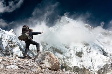 Cho Oyu Dağı ve dağcı turist ya da dağcı, Cho Oyu ana kampına kadar, Everest bölgesi, Sagarmatha ulusal parkı, Khumbu vadisi, Nepal himalayas dağları