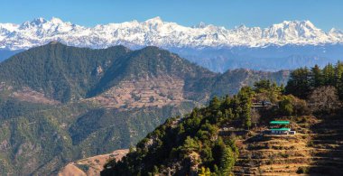 Chaukhamba Dağı ve ormanlık, Himalaya, Hint Himalayaları 'nın panoramik manzarası, büyük Himalayalar sıradağları, Uttarakhand Hindistan, Gangotri sıradağları 