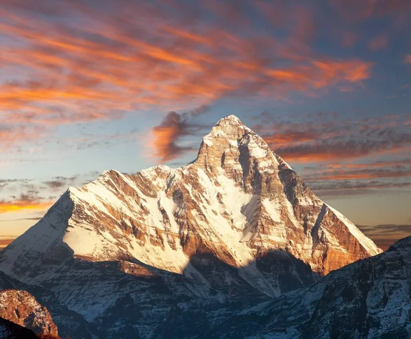 Nanda Devi山 印度喜马拉雅山上最好的山之一 从印度喜马拉雅山乌塔拉汉德的Joshimath Auli看到 黄昏的日落映衬着红云 — 图库照片