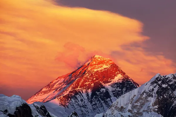 从连珠到珠穆朗玛峰的黄昏美景都是红色的 3个关口和珠穆朗玛峰基地营地 Khumbu山谷 Solukhumbu Sagarmatha国家公园 尼泊尔喜马拉雅山 — 图库照片