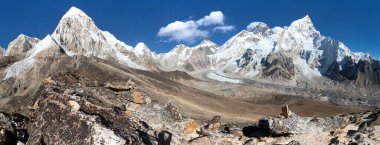 Himalaya, Himalaya Dağları, güzel gökyüzü ile Everest Dağı ve Khumbu buzul - panoramik manzaralı yolu Everest Ana kampı, Khumbu Vadisi, Sagarmatha Milli Parkı, Nepal Himalayalar dağlar