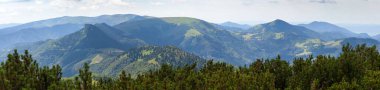 Velka fatra dağları panoramik manzara, Velka Fatra ulusal parkı, Slovakya, Karpatya dağları, Borisov, Ploska ve Cerny Kamen dağları