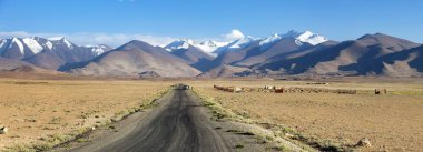Karakul köyü ve göl yakınlarında Pamir karayolu veya pamirskij trakt. Karakul Gölü. Pamir karayolu M41 uluslararası yolu, Tacikistan 'daki Pamir dağları çevresindeki manzara