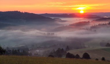 Krasne köyü yakınlarındaki Bohem ve Moravya dağlarından güzel gökyüzünün panoramik günbatımı manzarası