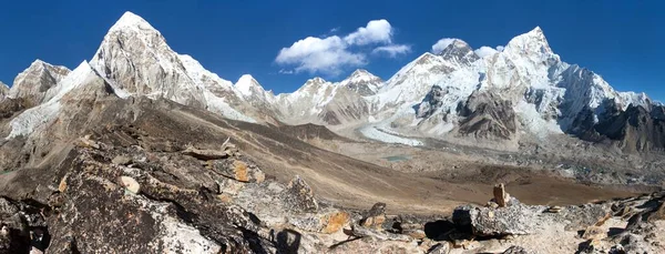 喜马拉雅山 喜马拉雅山全景 珠穆朗玛峰与美丽的天空和昆布冰川 方式珠穆朗玛峰基地营地 昆布山谷 萨加玛塔国家公园 尼泊尔喜马拉雅山山脉 — 图库照片