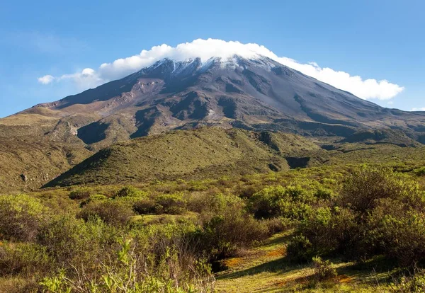 位于乌云中间的El Misti火山是秘鲁阿雷基帕市附近最好的火山之一 — 图库照片