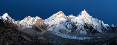 Everest Dağı 'nın gece görüş alanı mavi gökyüzü arka planında, Lhotse ve Nuptse Nepal Himalayalar' daki Pumo Ri ana kampından izole edilmiştir. 