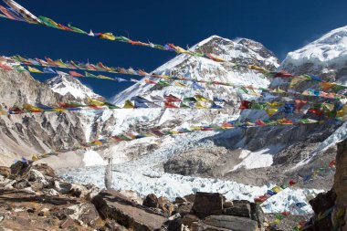 Everest Dağı, Everest Dağı ana kampı ve dua bayrakları, sagarmatha milli parkı, Khumbu vadisi, solukhumbu, Nepal Himalayaları dağları.