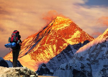 Gökyo Vadisi 'nden Everest Dağı' nın akşam renkli manzarası. Everest ana kampı, Sagarmatha ulusal parkı, Khumbu vadisi, Solukhumbu, Nepal Himalaya.