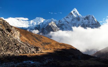 Ama Dablam Dağı bulutlar ve mavi gökyüzü içinde, Everest Dağı ana kampı, Khumbu vadisi, Sagarmatha milli parkı, Everest bölgesi, Nepal Himalaya dağı