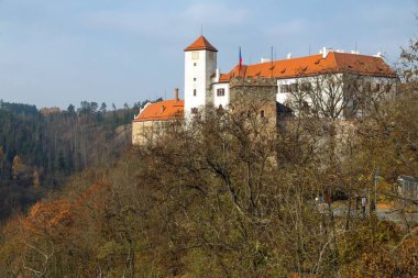 Bitov kalesi, Güney Moravya, Çek Cumhuriyeti, Bitov kalesi Vranov nad Dyji kasabası ve Znojmo kasabası, Gotik ve Rönesans kalesi yakınlarındaki Vranov barajının üzerindeki tepede bulunuyor. 