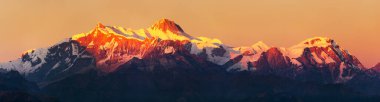 Akşam, Annapurna sıradağları, Nepal Himalaya dağı, günbatımı manzarası