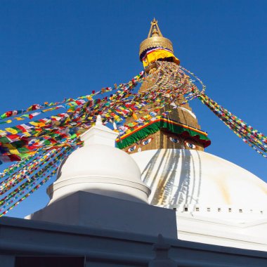 Boudha, Bodhnath veya Boudhanath dua bayraklarıyla, Katmandu şehrinin en büyük Budist budisti, Nepal 'deki Budizm