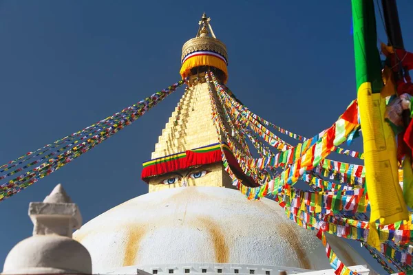 ネパール最大の仏教の仏塔 カトマンズ市内最大の仏教の仏塔 祈りの旗を持つ仏 菩提またはブダナートストゥーパ — ストック写真